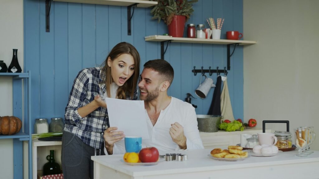 זוג שמח קורא מכתב עם חדשות טובות